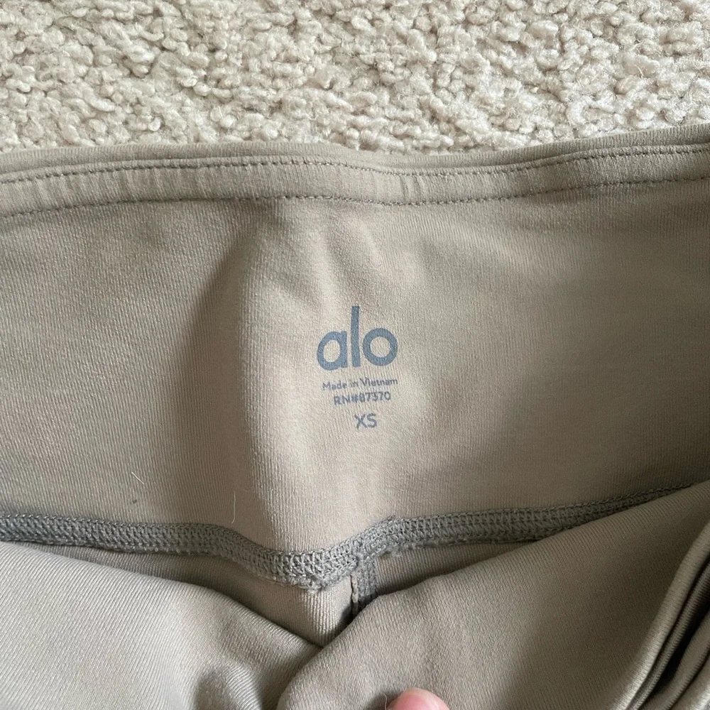 ALO Yoga High-Waist Moto Leggings - Gravel/Gravel Glossy